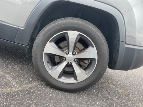 Used 2019 Jeep Cherokee Limited w/ Luxury Group image 26