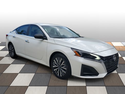 Used 2024 Nissan Altima 2.5 SV image 3