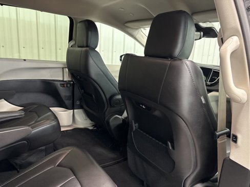 Used 2024 Chrysler Pacifica Touring-L image 22