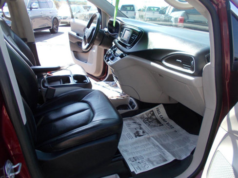 Used 2017 Chrysler Pacifica Touring-L image 9