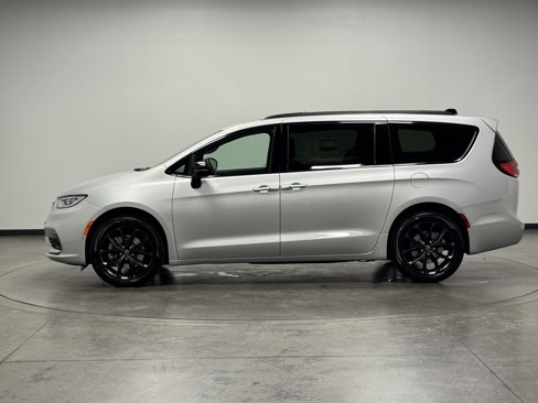 New 2026 Chrysler Pacifica Limited image 5