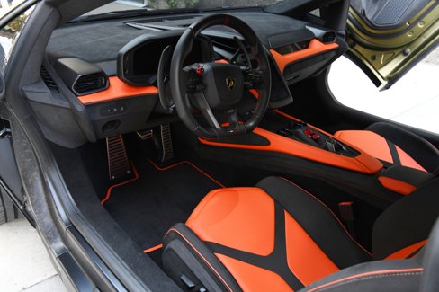 Used 2025 Lamborghini Revuelto image 10