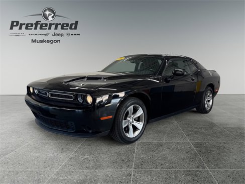 Used 2020 Dodge Challenger SXT image 1