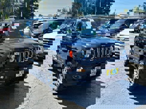 Used 2017 Jeep Renegade Latitude w/ Popular Equipment Group image 1