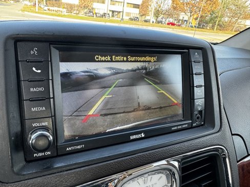 Used 2015 Chrysler Town & Country Touring image 25