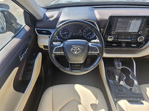 Used 2021 Toyota Highlander XLE image 23