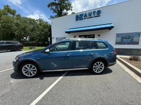 Used 2017 Volkswagen Golf Alltrack S image 1