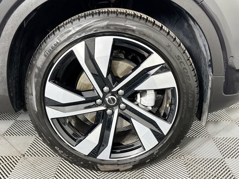 Used 2025 Volvo XC40 B5 Plus image 31