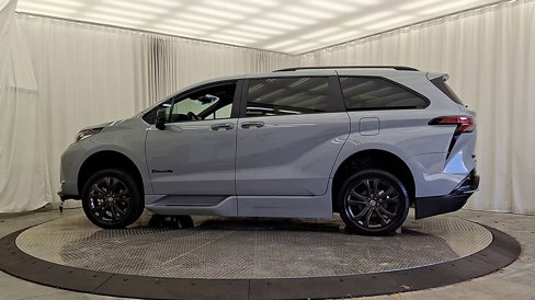 Used 2025 Toyota Sienna XSE image 2