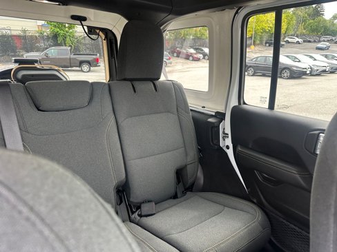Used 2025 Jeep Wrangler Sahara image 36