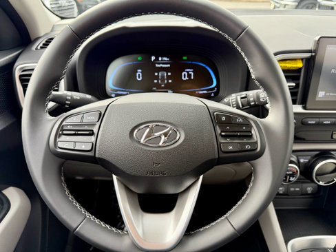 Used 2024 Hyundai Venue SEL image 17