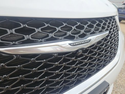 New 2025 Chrysler Pacifica Select w/ Uconnect Theater Family Group image 38