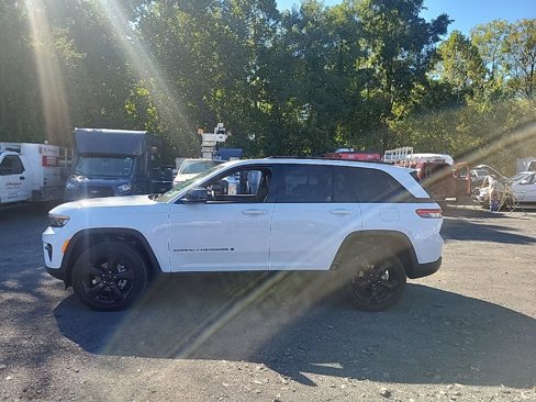 Used 2023 Jeep Grand Cherokee Altitude image 6