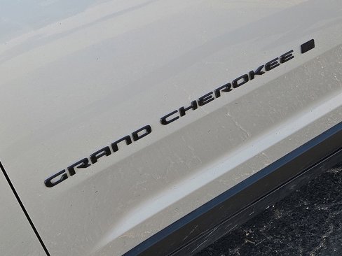 Used 2024 Jeep Grand Cherokee L Laredo image 10