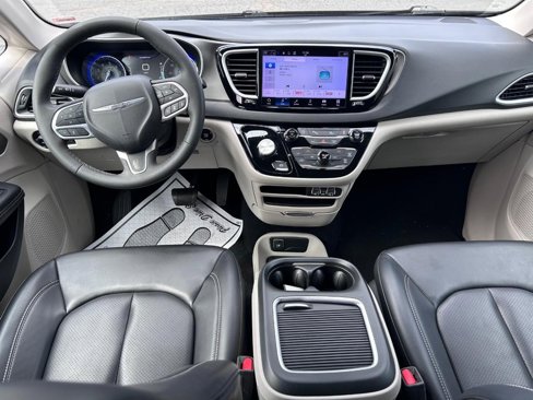 Used 2023 Chrysler Pacifica Touring-L image 11