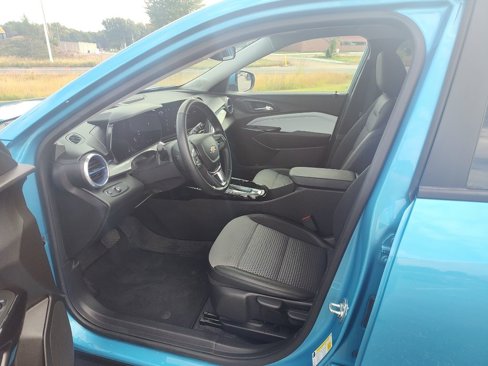 Used 2025 Chevrolet Trax LT w/ Driver Confidence Package image 11