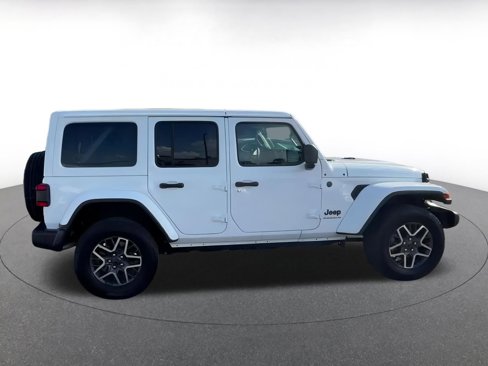 Used 2025 Jeep Wrangler Sahara image 12