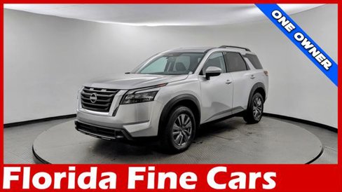 Used 2025 Nissan Pathfinder SV image 1