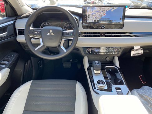 New 2025 Mitsubishi Outlander SE image 9