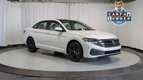 Used 2023 Volkswagen Jetta SE image 2