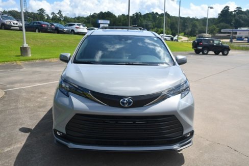 Used 2024 Toyota Sienna XLE Woodland Edition image 1