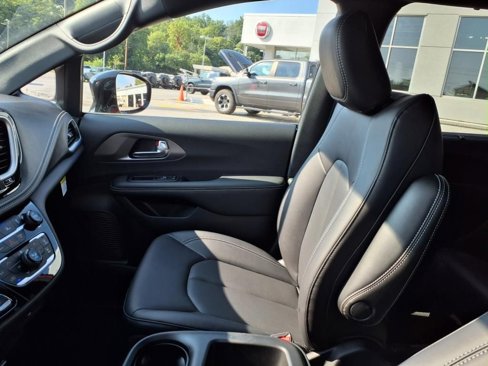 New 2026 Chrysler Pacifica Select image 17