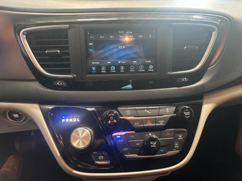Used 2020 Chrysler Voyager L image 9