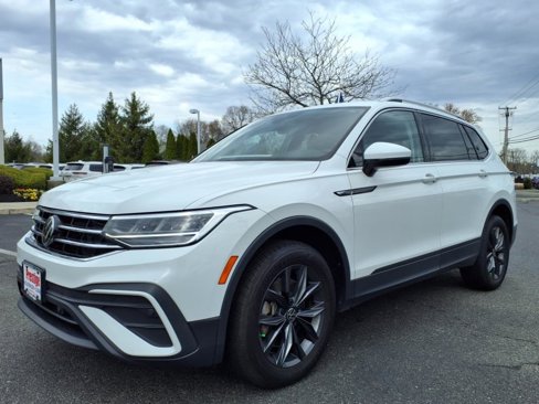 Certified 2022 Volkswagen Tiguan SE image 3