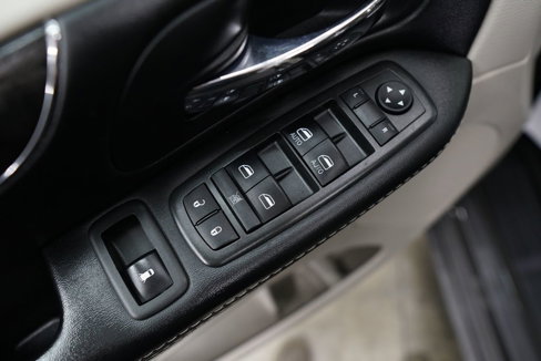 Used 2015 Chrysler Town & Country Touring-L w/ Driver Convenience Group image 17
