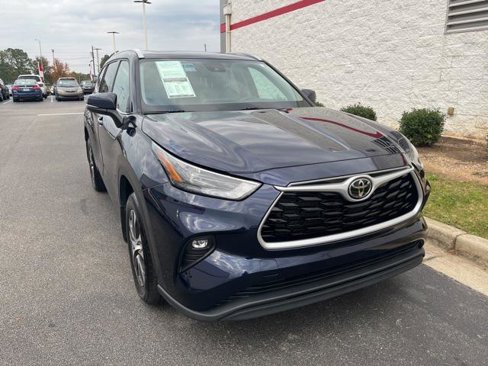 Certified 2022 Toyota Highlander XLE image 1