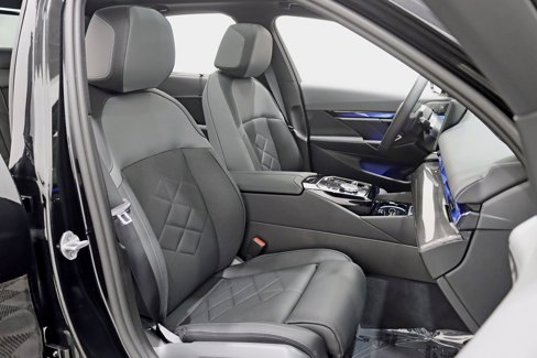 Used 2026 BMW 550e xDrive w/ Executive Package image 32
