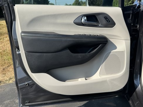 Used 2022 Chrysler Pacifica Touring-L image 23