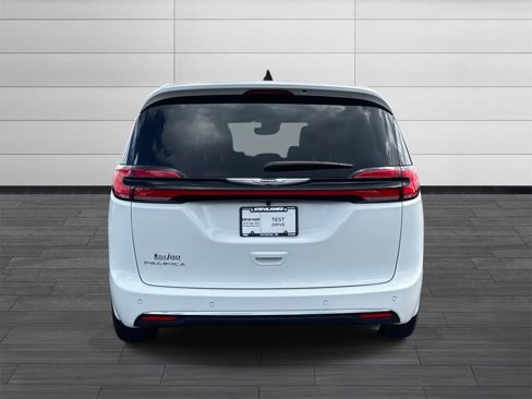 New 2026 Chrysler Pacifica Select image 5