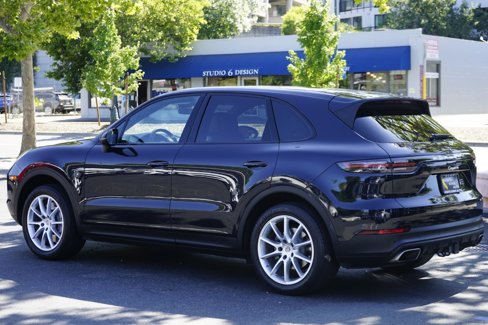 Used 2021 Porsche Cayenne w/ Premium Package image 11