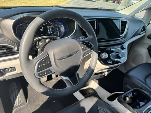 Used 2022 Chrysler Pacifica Touring-L image 29
