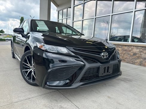 Used 2024 Toyota Camry SE image 1