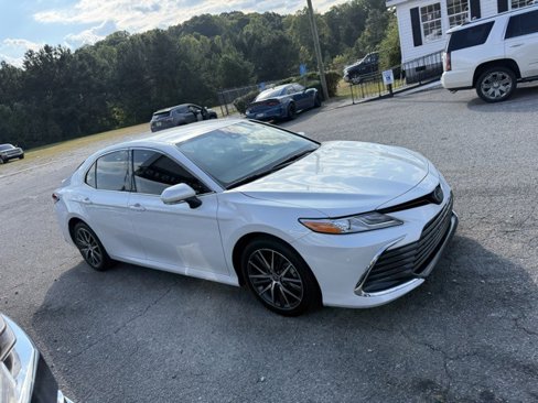 Used 2022 Toyota Camry XLE image 3