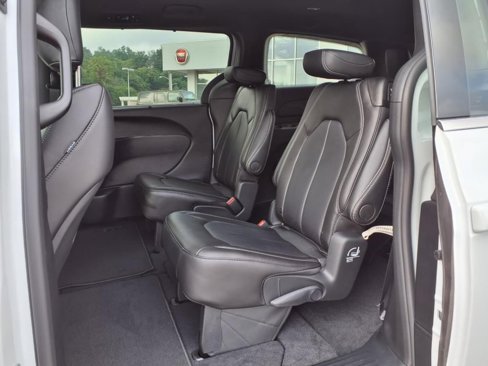 New 2026 Chrysler Pacifica Select image 5