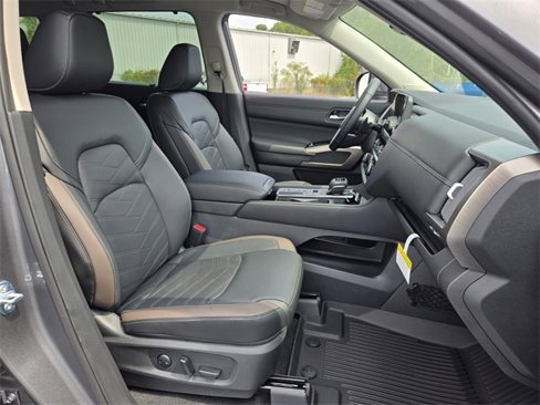 New 2025 Nissan Pathfinder Platinum image 17