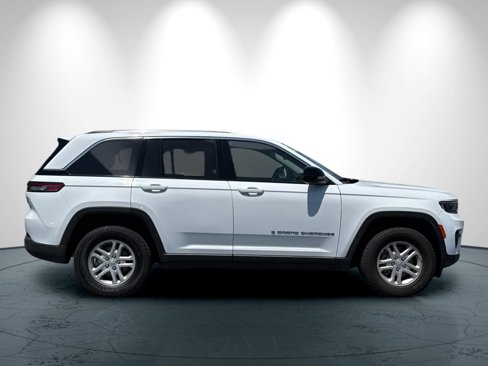 Used 2024 Jeep Grand Cherokee Laredo image 3