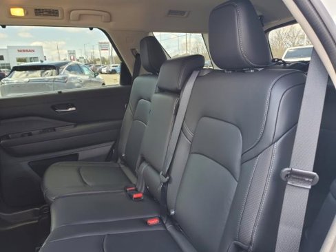 New 2025 Nissan Pathfinder SL image 9