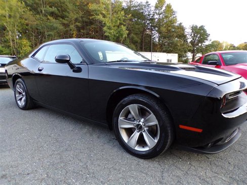 Used 2016 Dodge Challenger SXT image 4