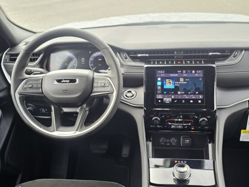 New 2025 Jeep Grand Cherokee Altitude image 2