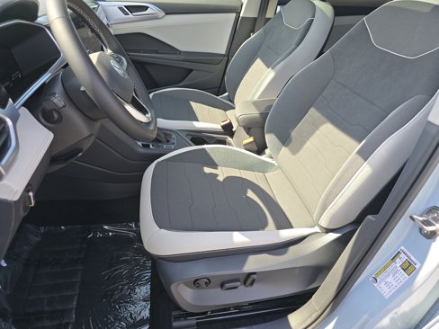 New 2025 Volkswagen Taos SE image 17