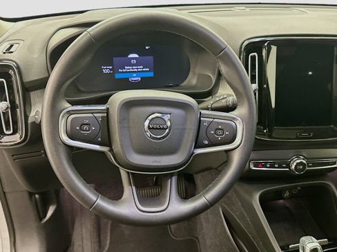 Used 2025 Volvo XC40 B5 Plus image 18