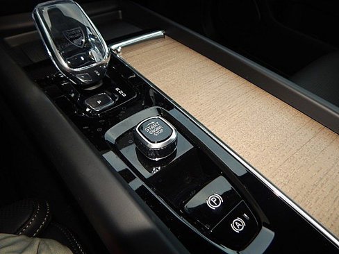 New 2026 Volvo XC60 T8 Ultra w/ Protection Package Premier image 17
