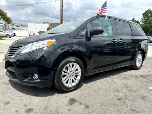 Used 2017 Toyota Sienna XLE w/ XLE Navigation Package image 1