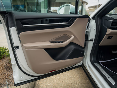 New 2025 Porsche Macan 4S Electric image 16