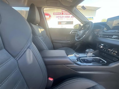 New 2025 Mitsubishi Outlander SE image 19