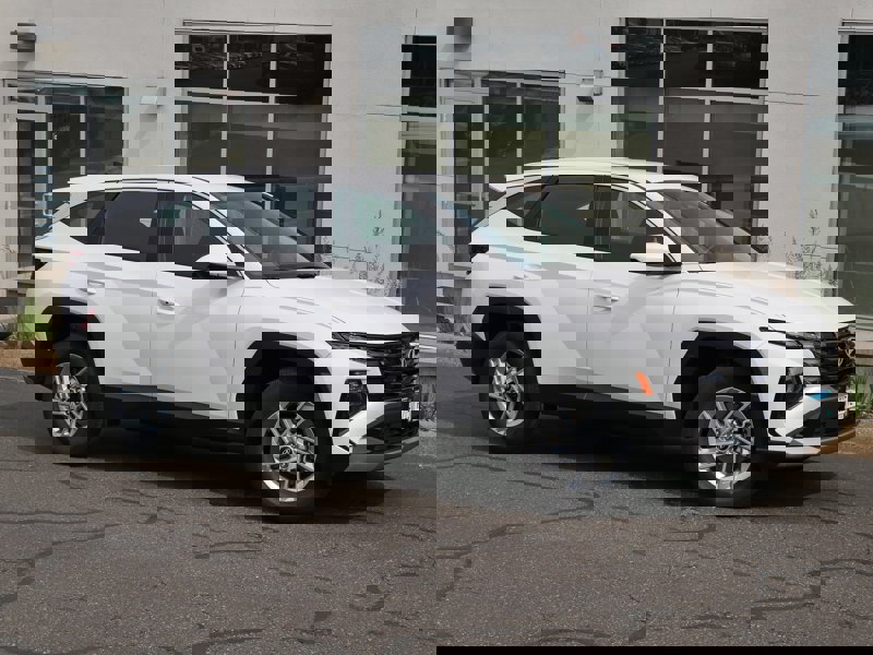 Certified 2025 Hyundai Tucson SE image 1